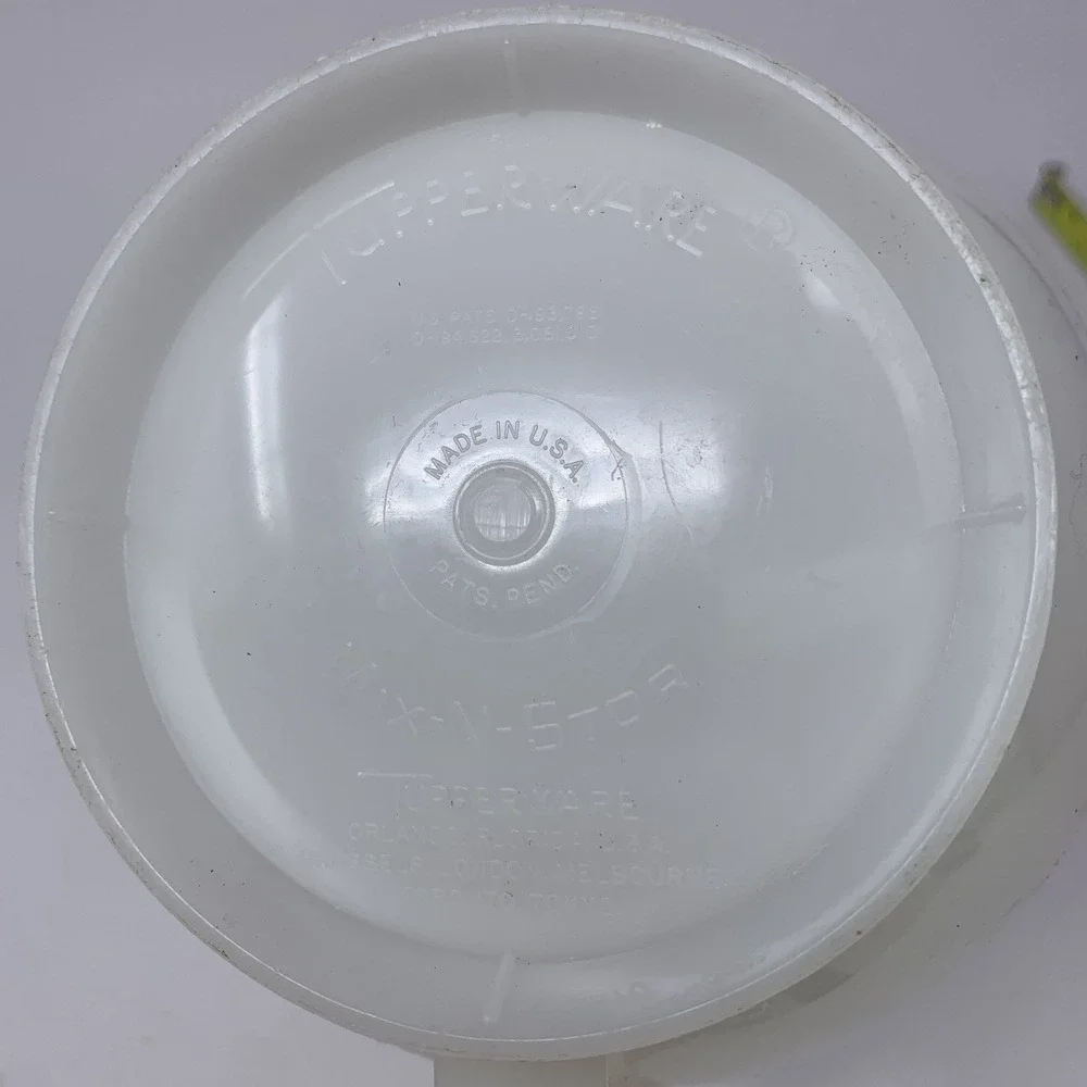 Vintage Tupperware Mix N Stor 8 Cup 2 Quart Measuring Cup Red Lettering Pouring